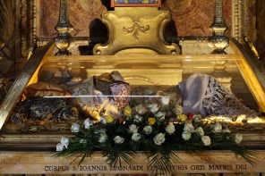 성 요한 레오나르디의 무덤_photo by Lawrence OP_in the Church of Santa Maria in Campitelli in Rome_Italy.jpg